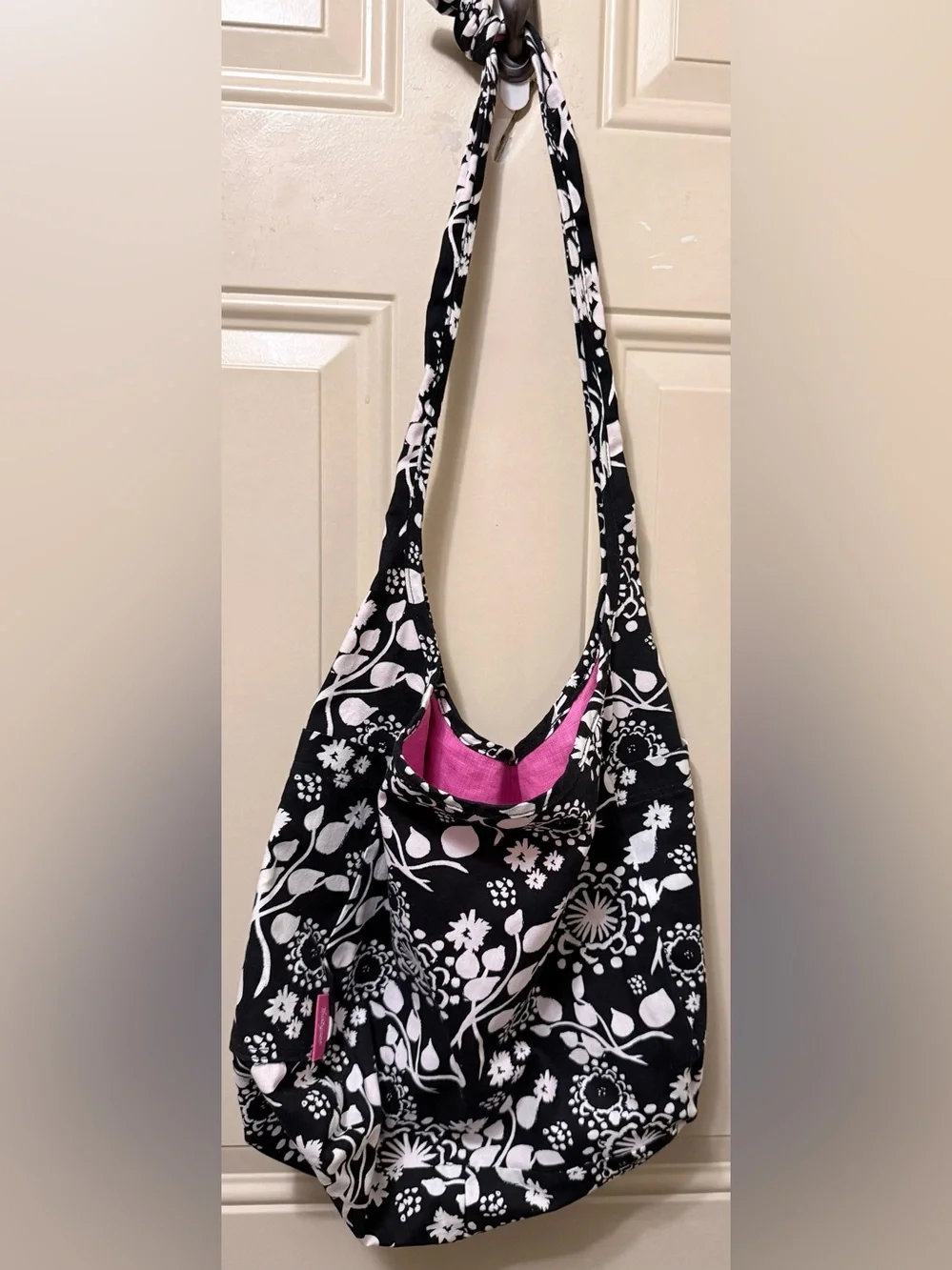 Thirty-One Reversible Hobo Bag in Black and White Floral Print Reversing to Pink